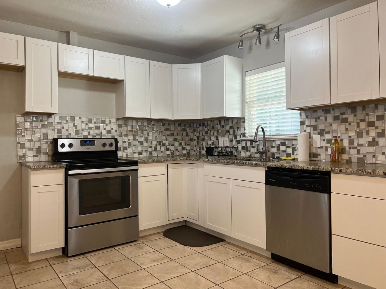 1518 S Taylor St - Photo 4 of 17