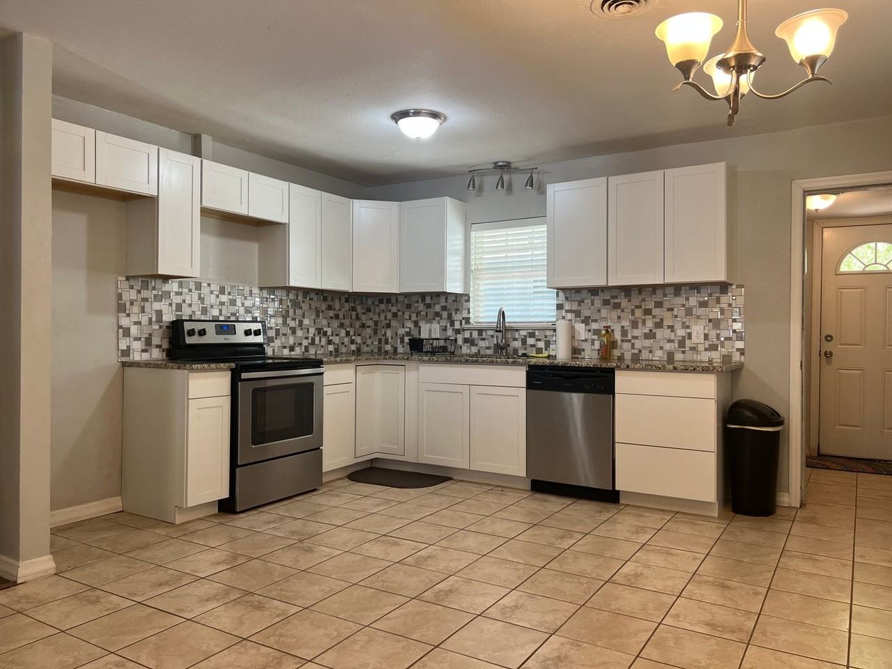 1518 S Taylor St - Photo 5 of 17