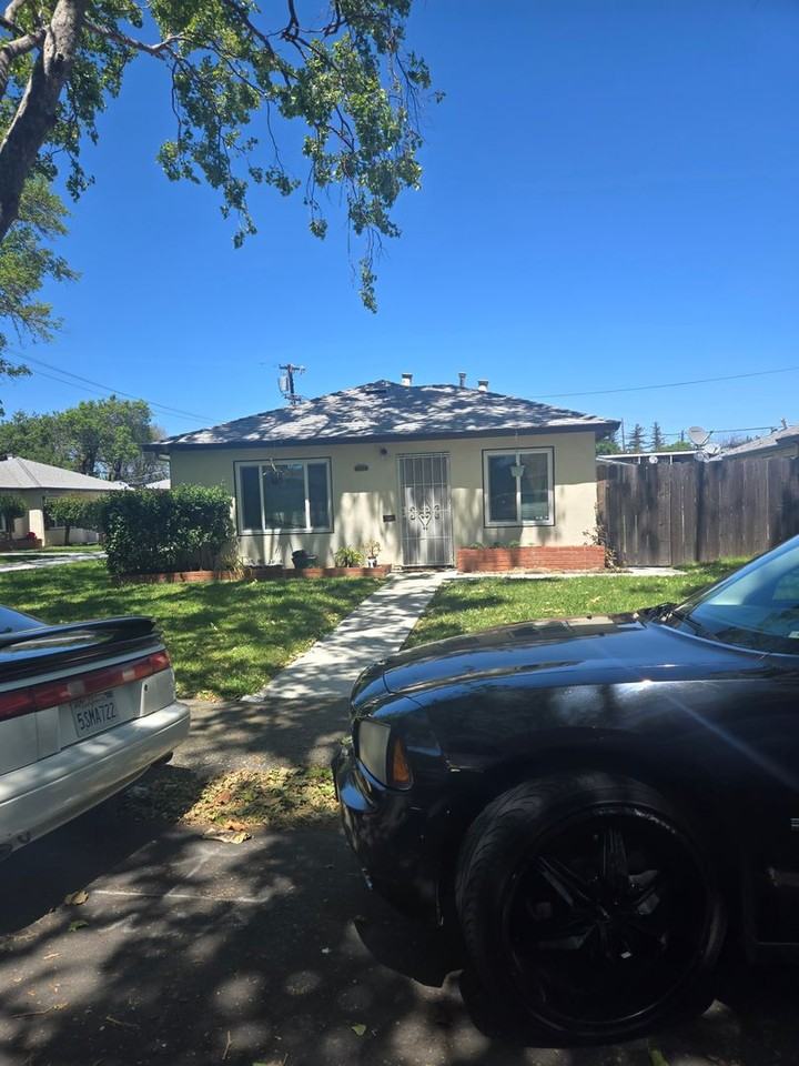 512 Carpenter St - Photo 2 of 11