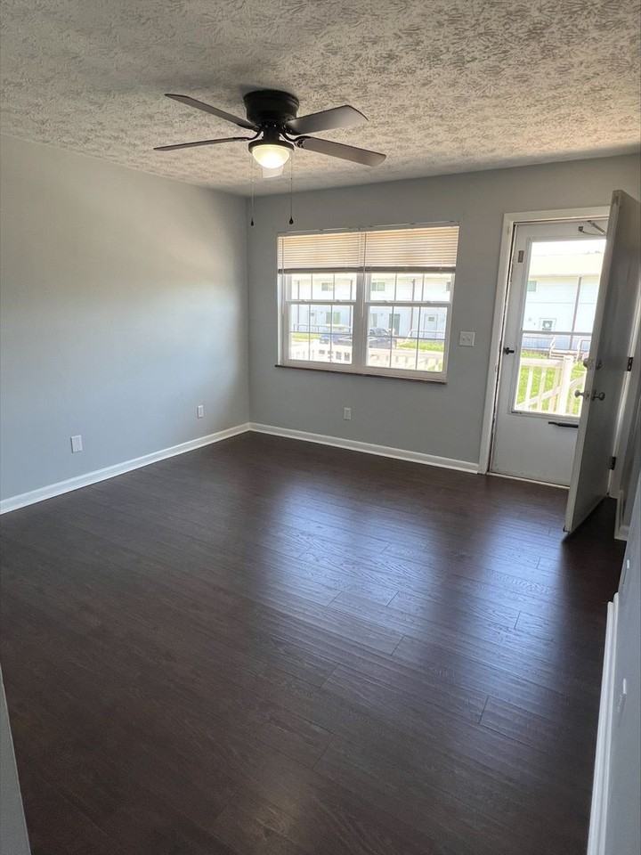 400 Crestview Dr #5 - Photo 2 of 10