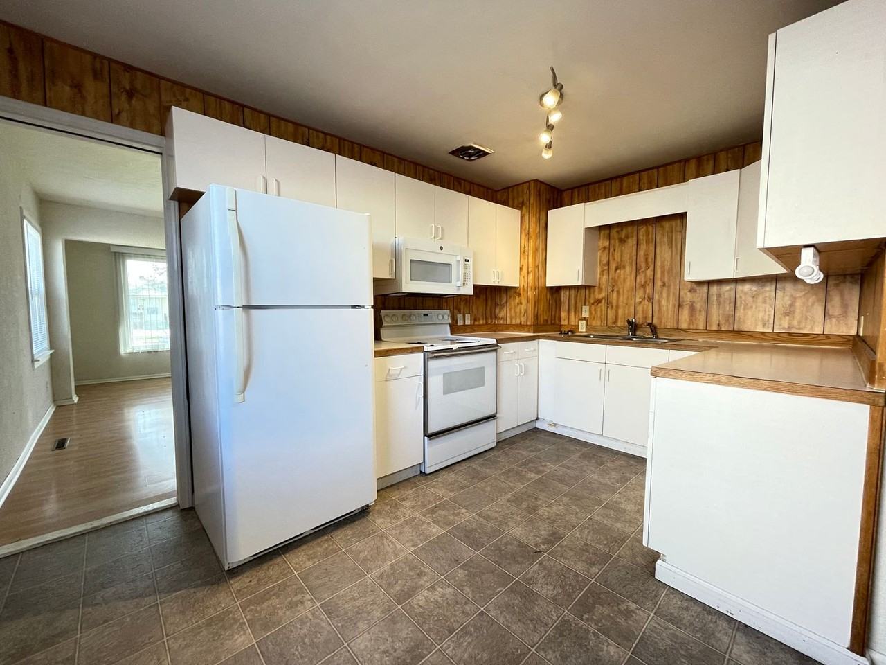 507 East Columbia Avenue - Photo 2 of 14