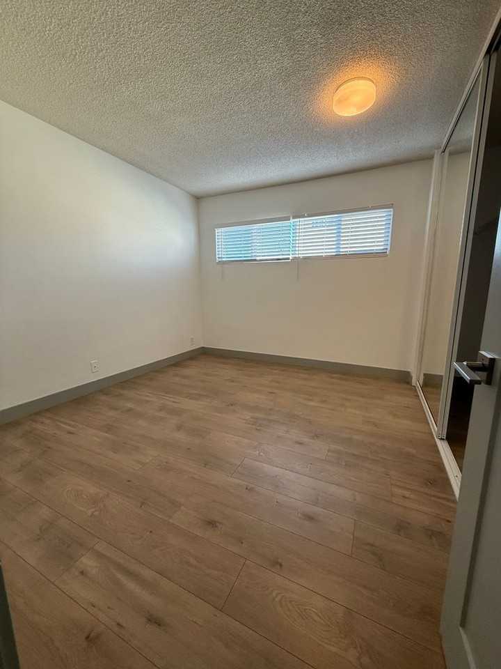 766 Loma Ave - Photo 6 of 26