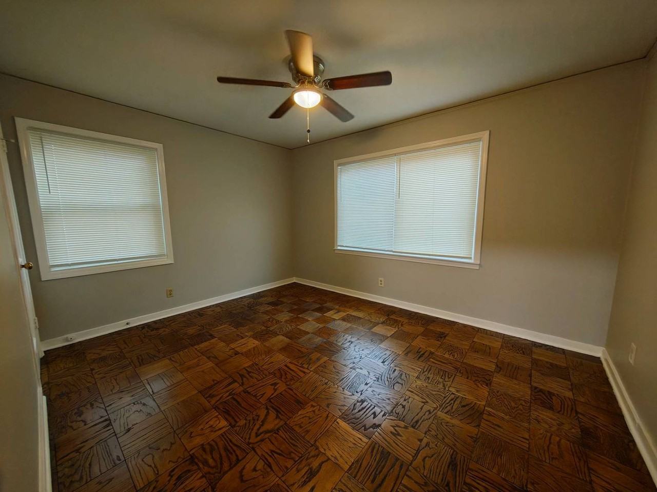 1307 Foxcroft St - Photo 5 of 10