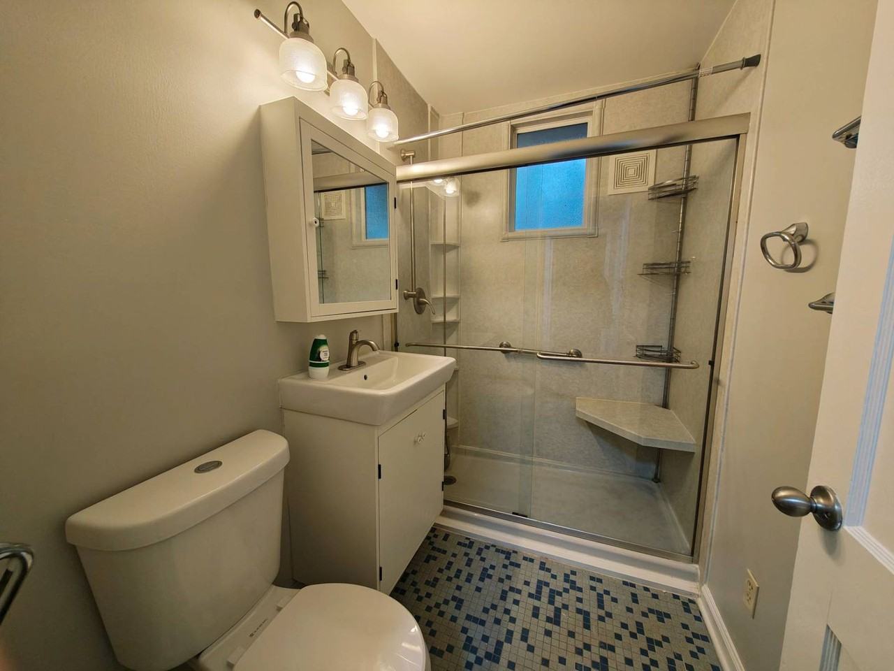 1307 Foxcroft St - Photo 6 of 10