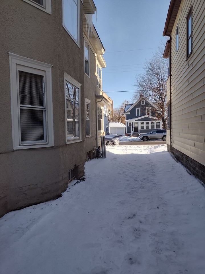 1326 Monroe St Ne - Photo 7 of 23