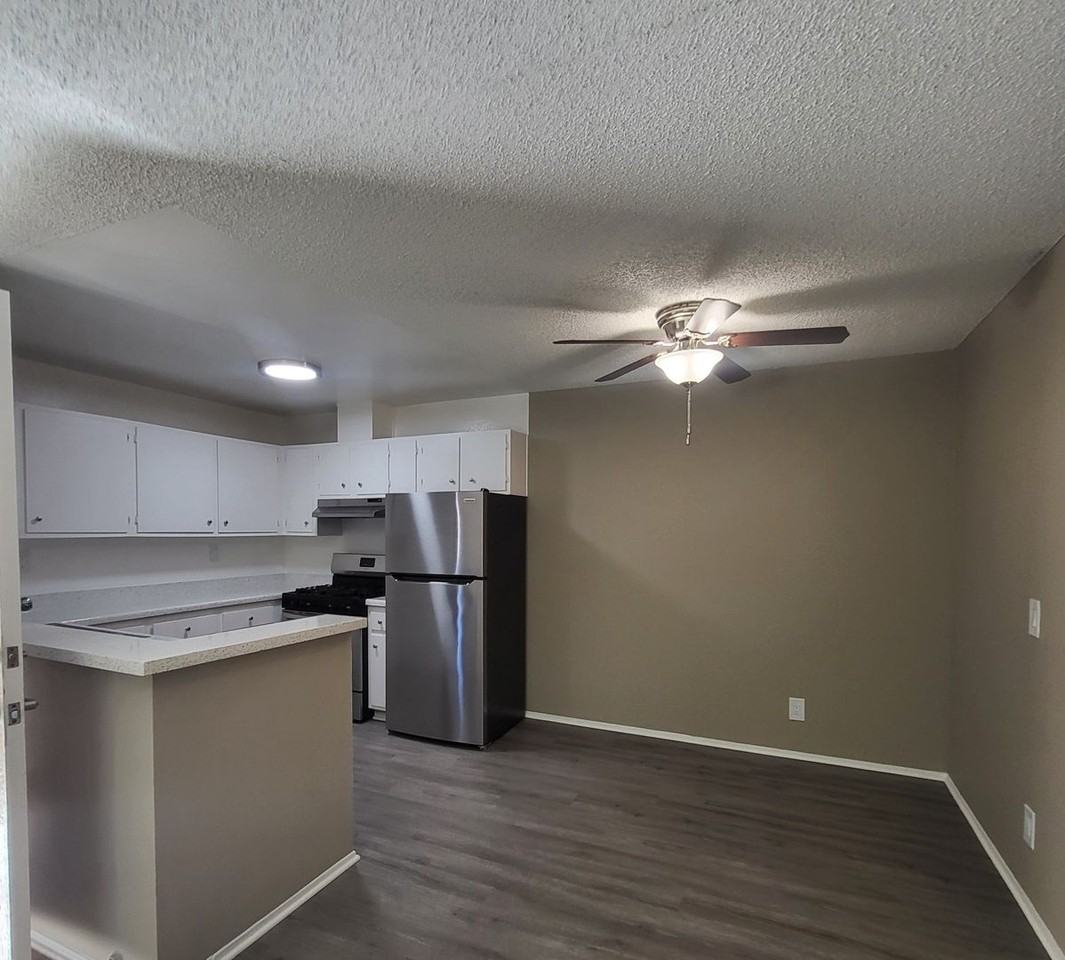 652 Moss St - Photo 3 of 36