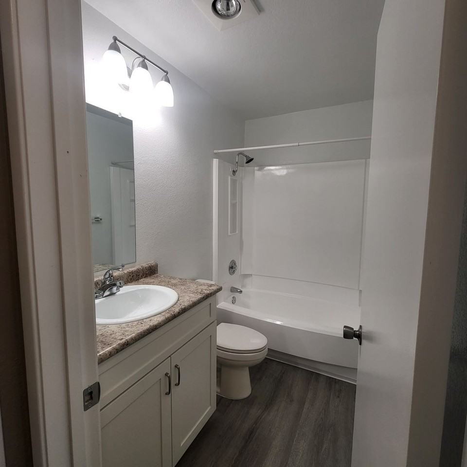 652 Moss St - Photo 4 of 36