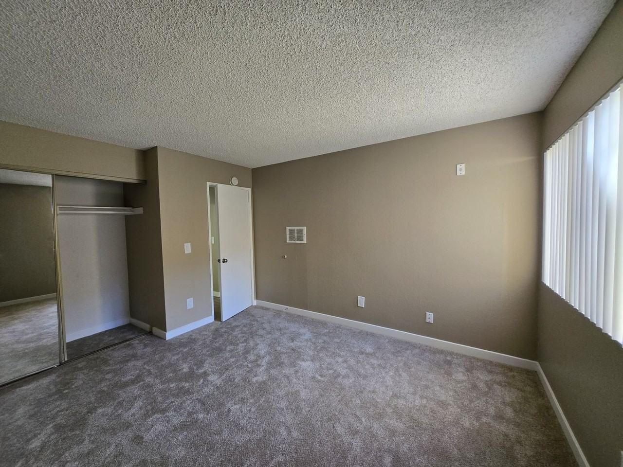 652 Moss St - Photo 5 of 36