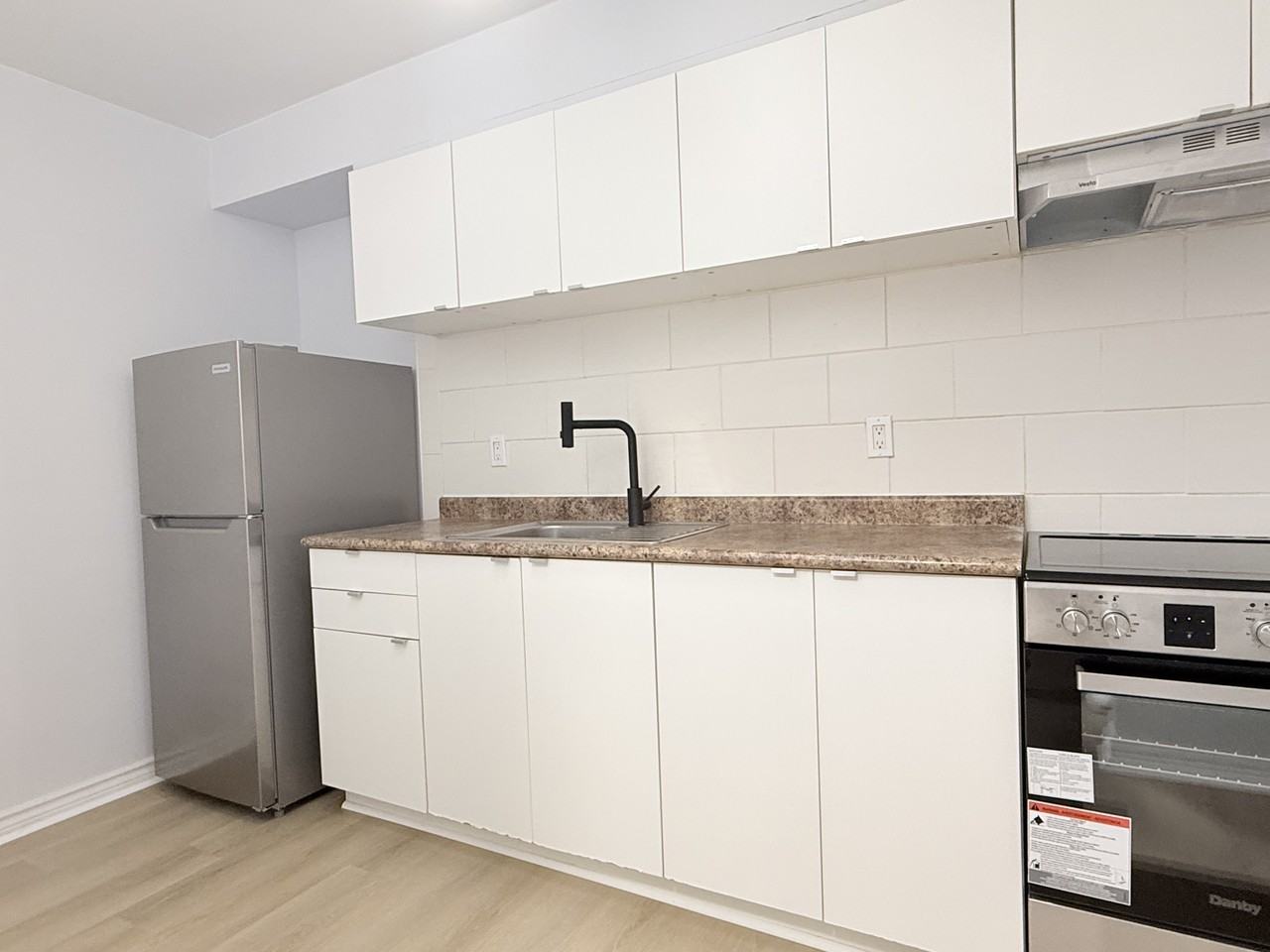 1989 Wyandotte St W #704 - Photo 2 of 14