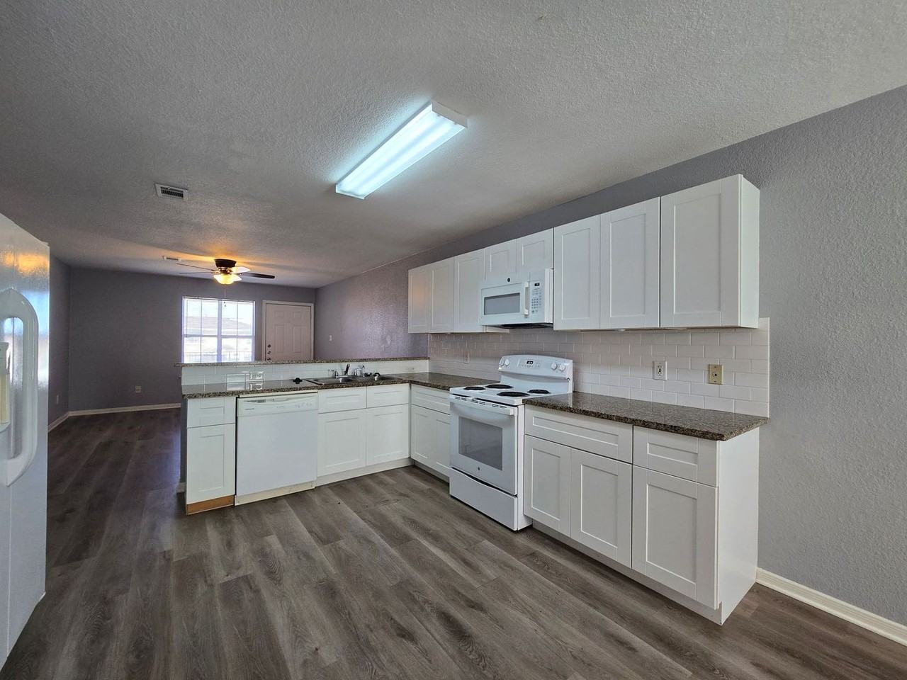 1604 Dugger Cir #D - Photo 4 of 17