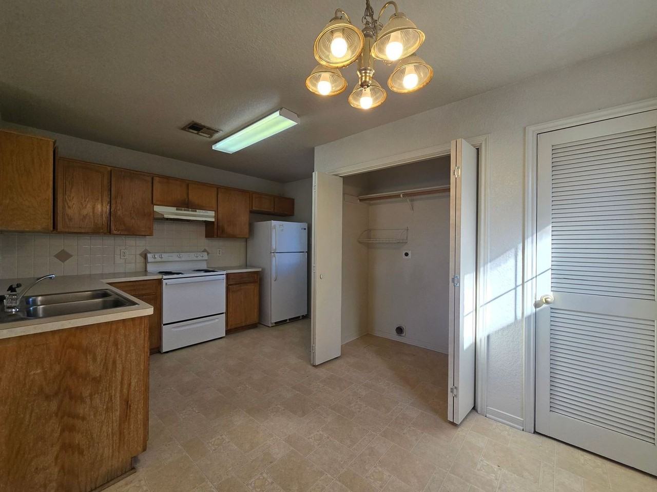 1603 Dugger Cir #D - Photo 4 of 15