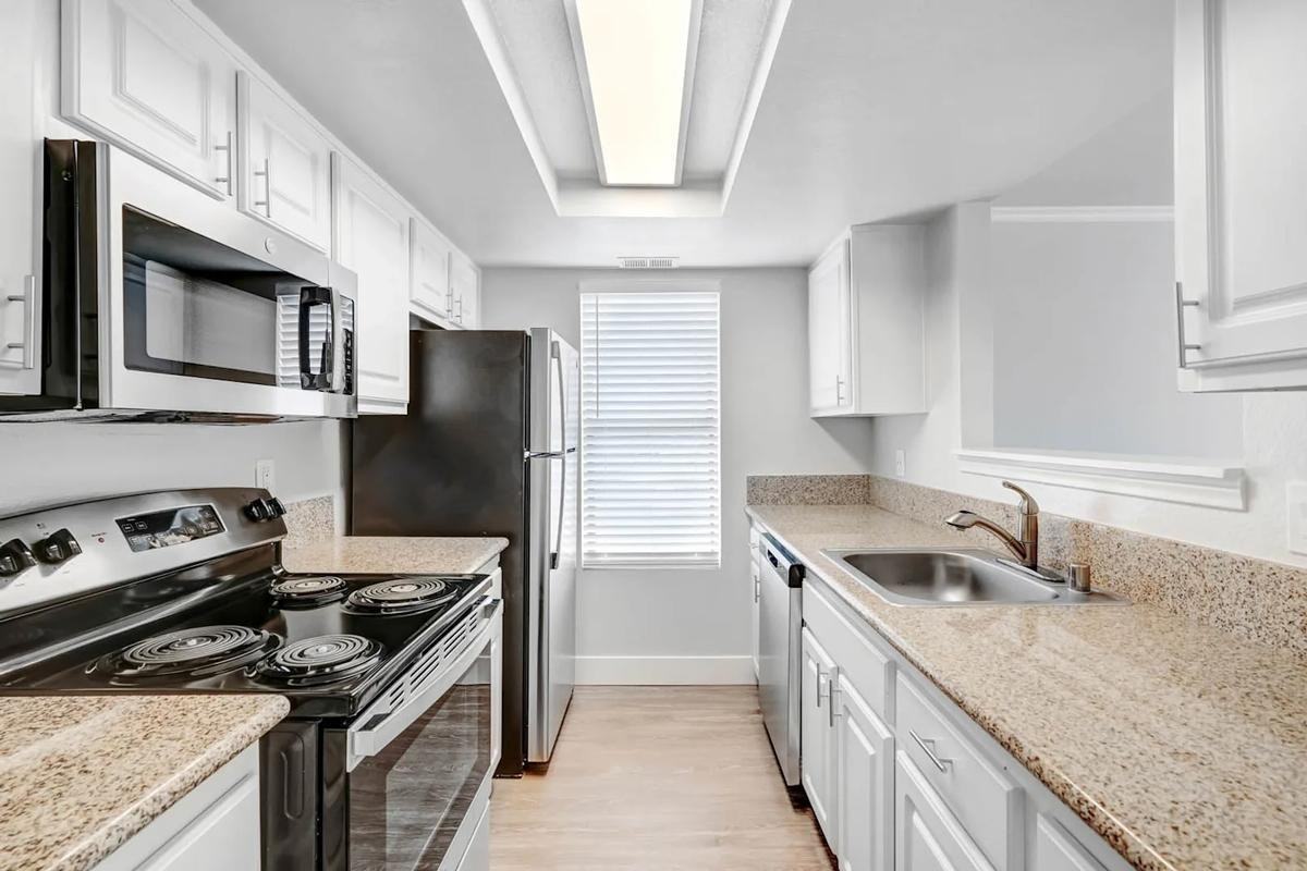 8255 Vineyard Ave - Photo 2 of 38