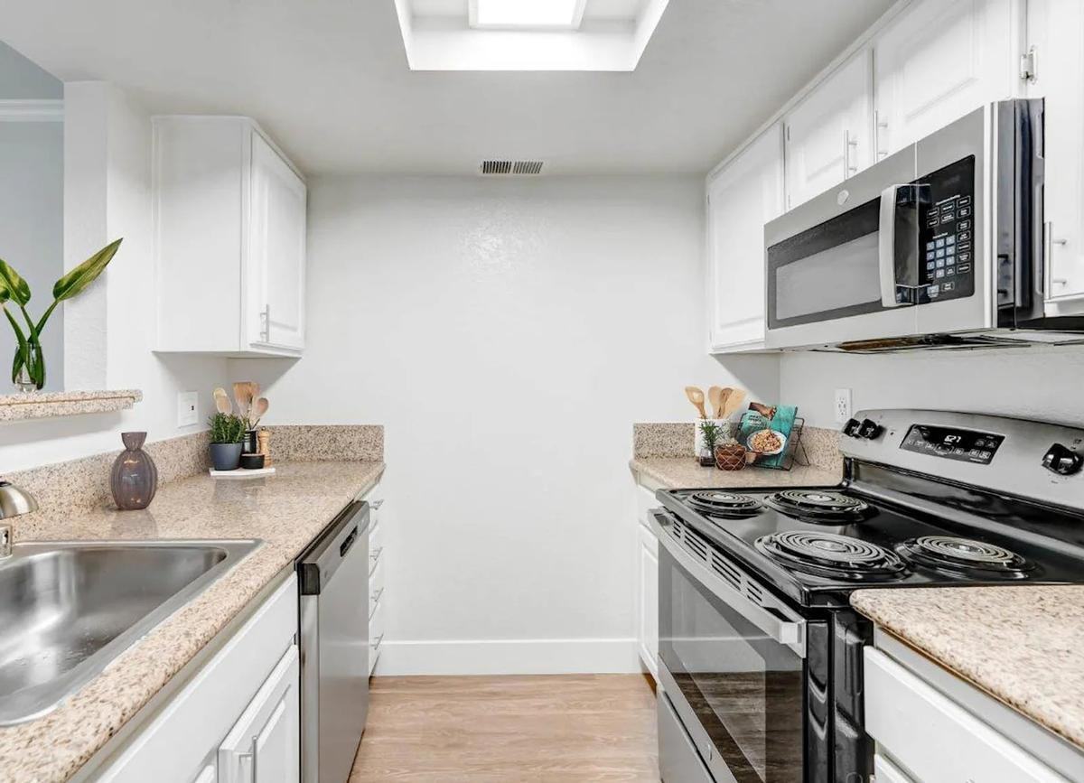 8255 Vineyard Ave - Photo 6 of 38