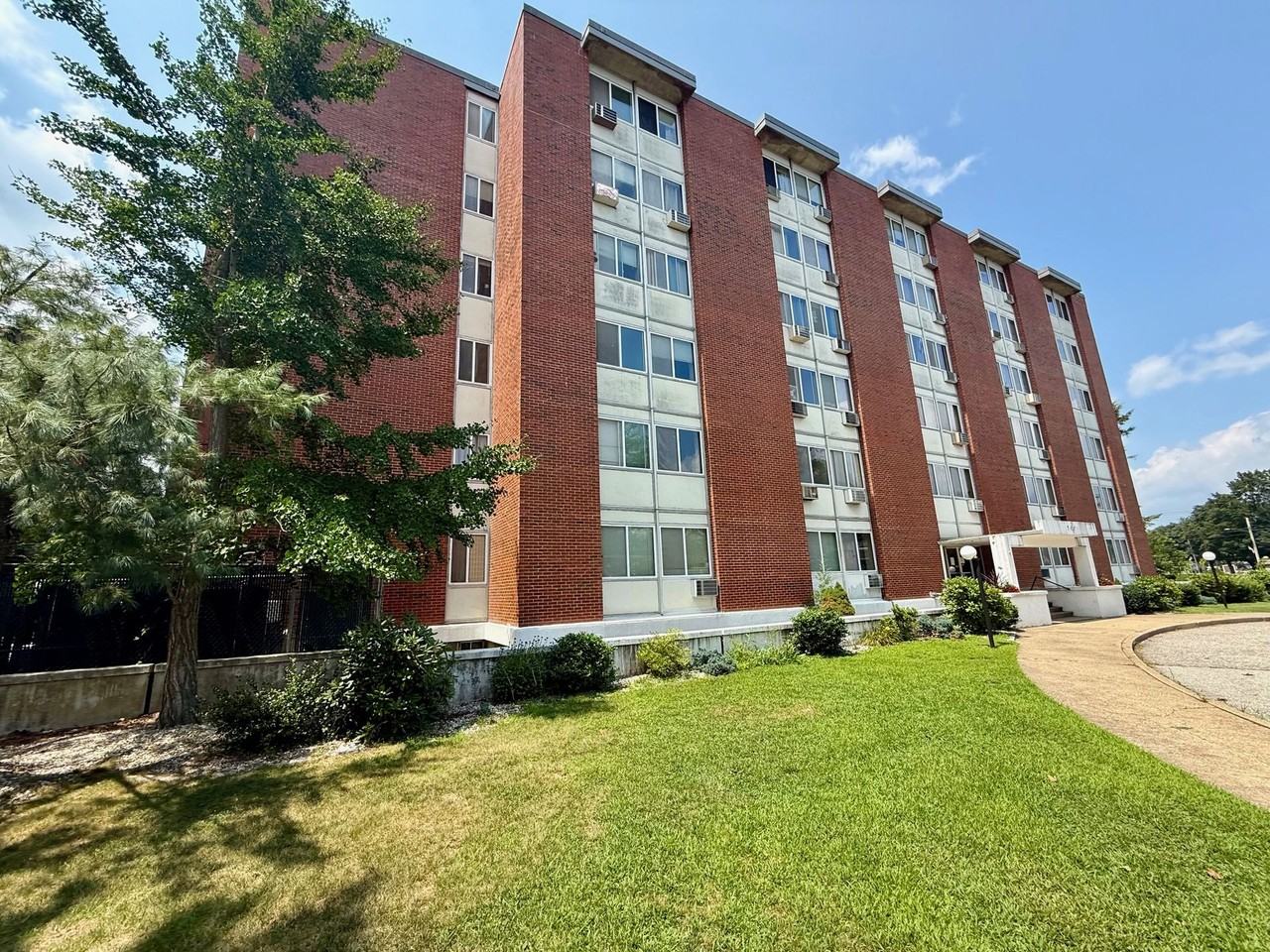 Blackstone Apartments - Photo 3 of 4