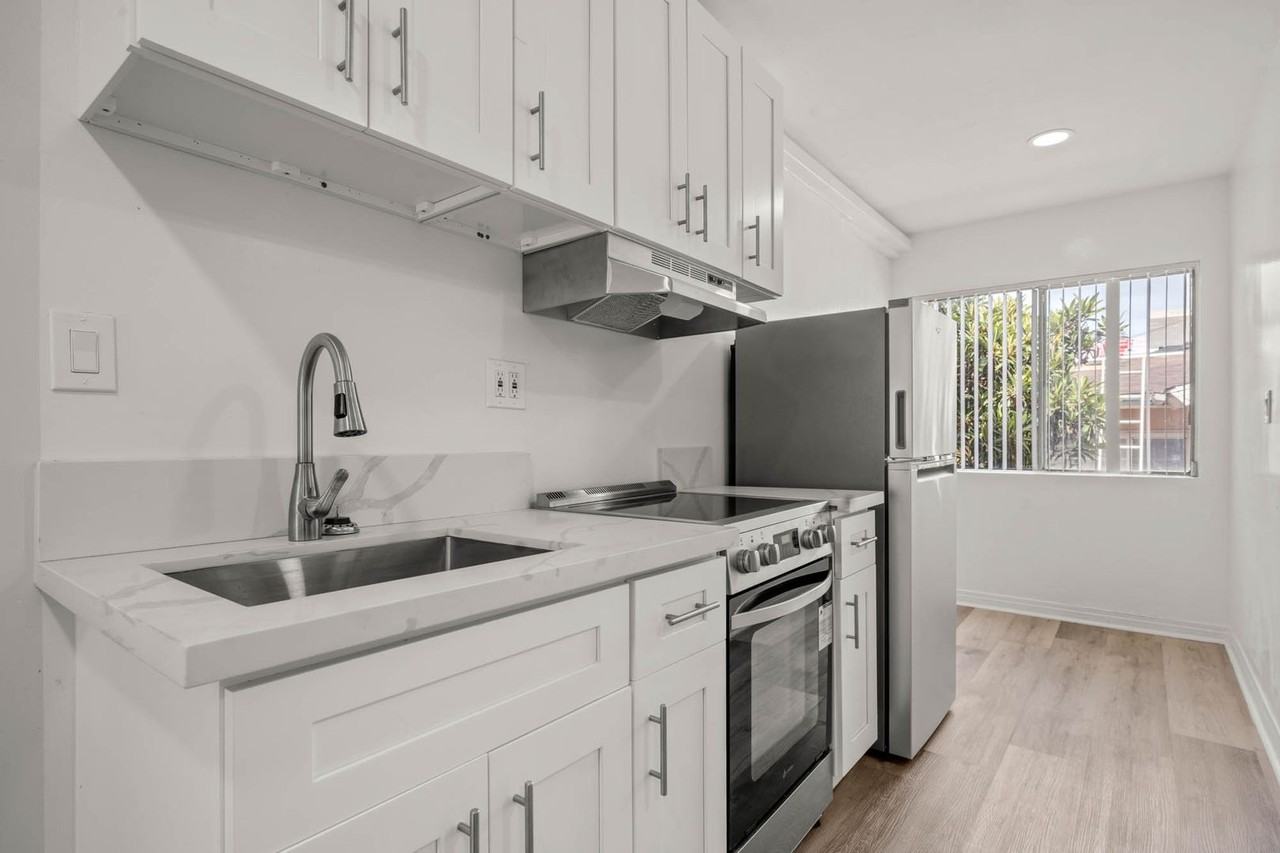 935 S Mariposa Ave - Photo 4 of 13