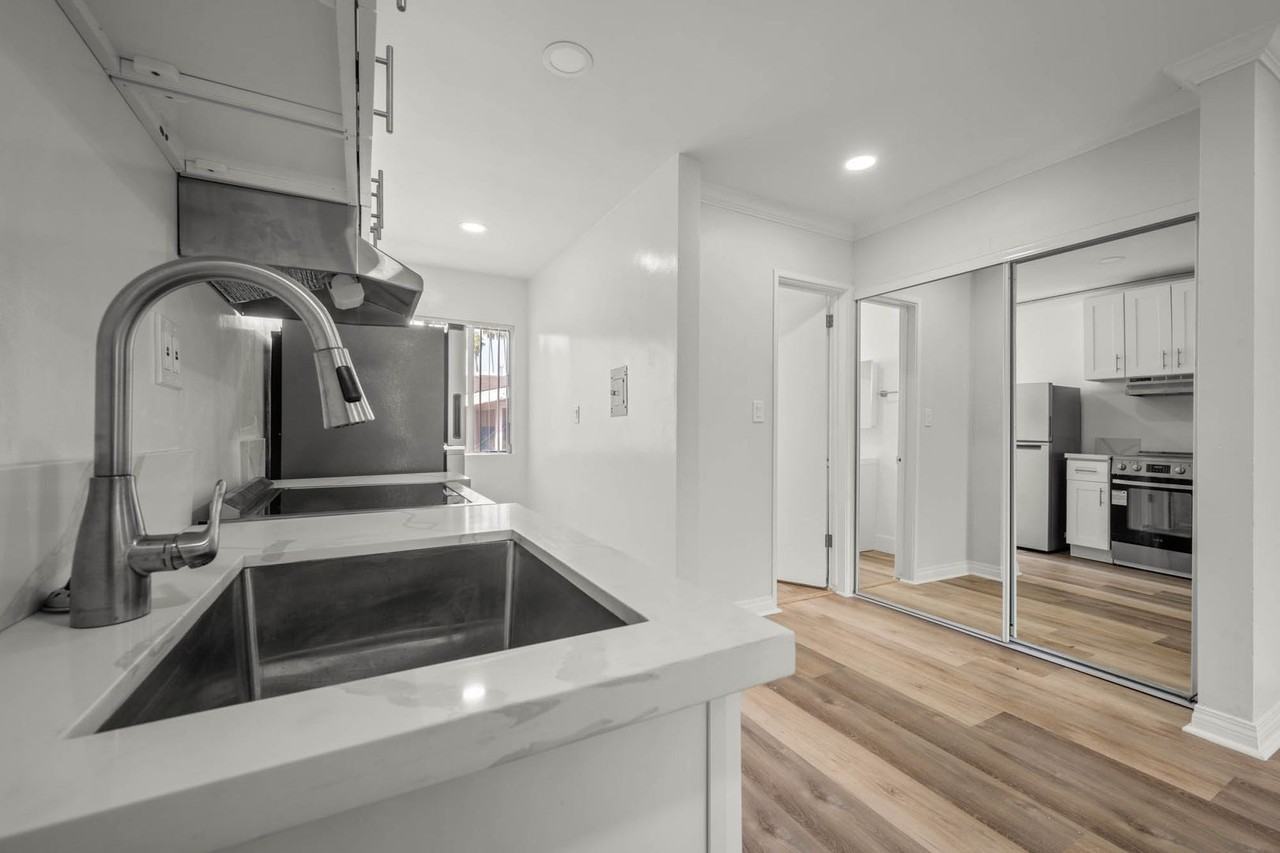 935 S Mariposa Ave - Photo 5 of 13