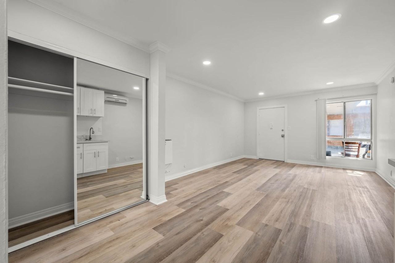 935 S Mariposa Ave - Photo 6 of 13