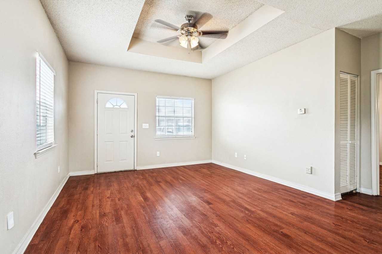 102 Royal St - Photo 6 of 13