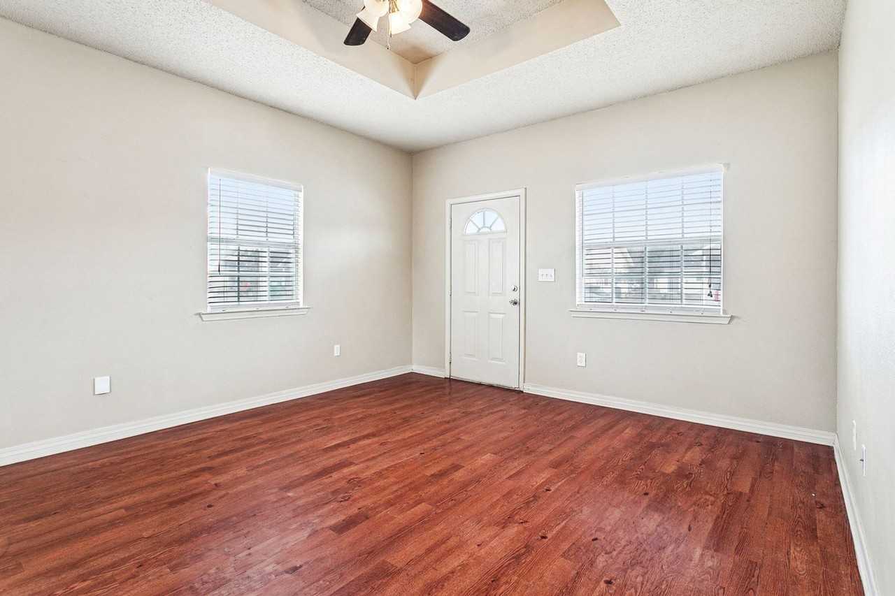 102 Royal St - Photo 7 of 13