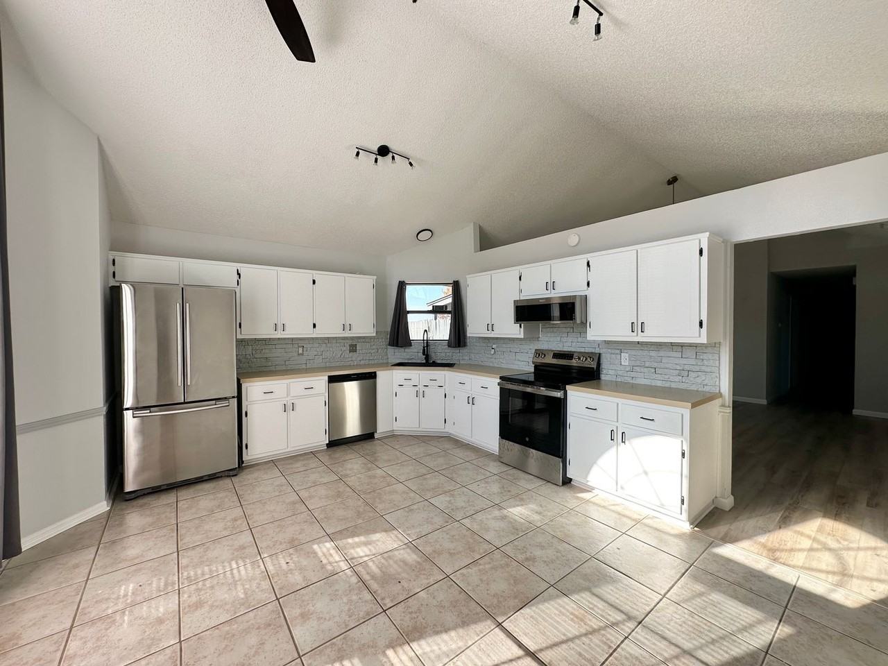 312 Bronc Dr - Photo 7 of 28