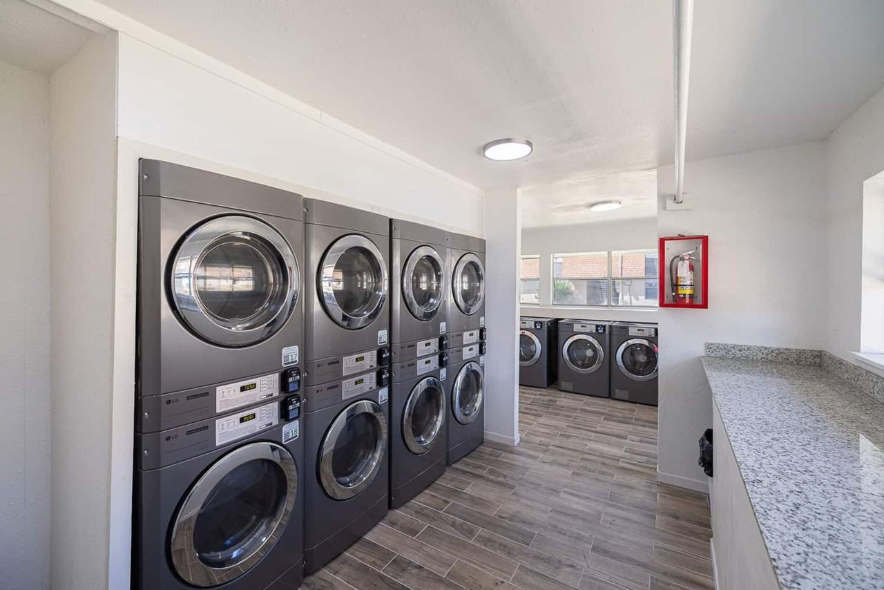 Casa Del Rey Apartments - Photo 5 of 16