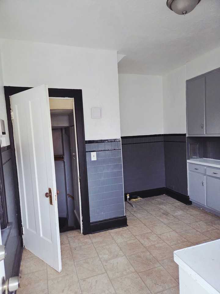 18101 Schenely Avenue - Photo 3 of 9