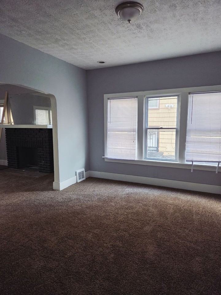 18101 Schenely Avenue - Photo 4 of 9