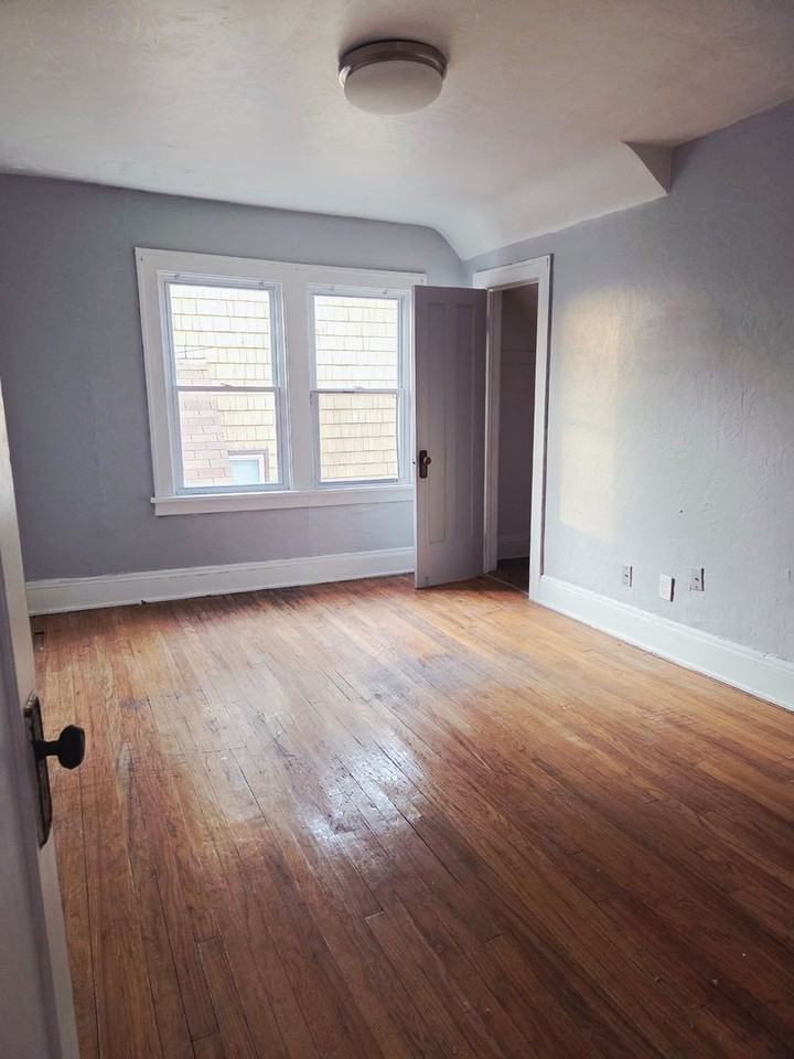 18101 Schenely Avenue - Photo 5 of 9