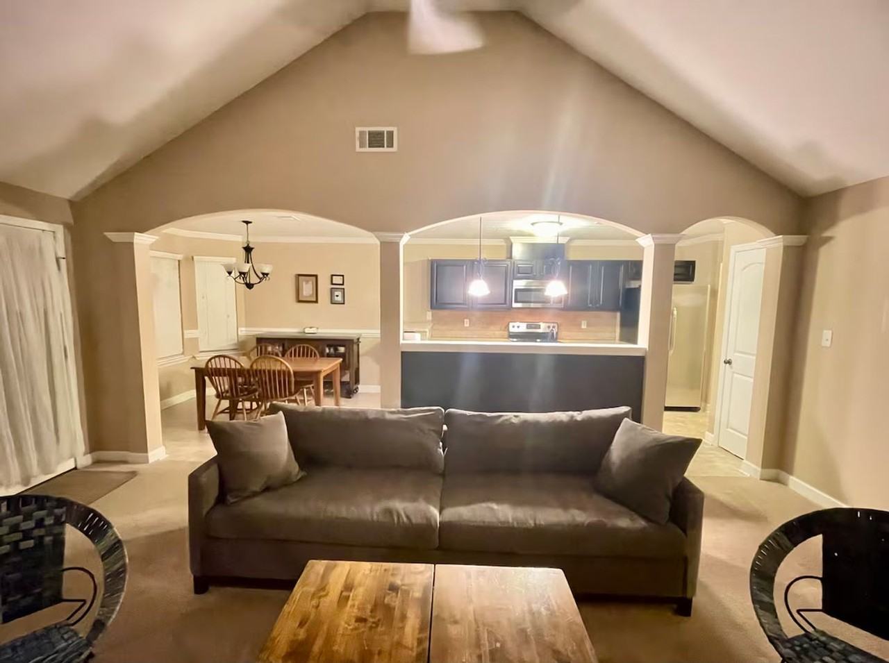 1007 Rosland Cir - Photo 2 of 14