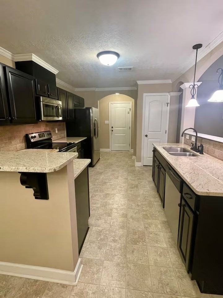 1007 Rosland Cir - Photo 4 of 14