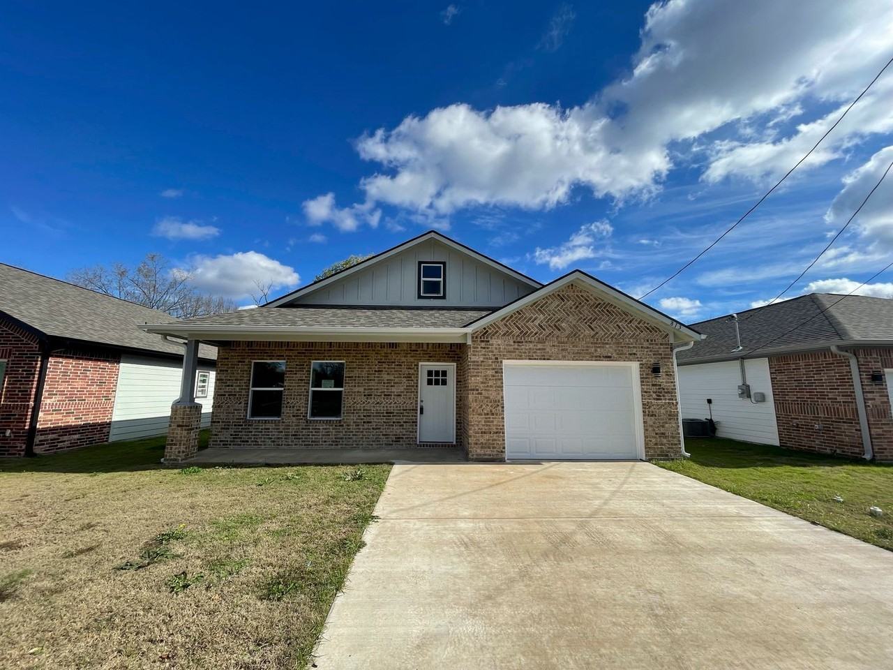 813 Sayle St - Photo 2 of 11