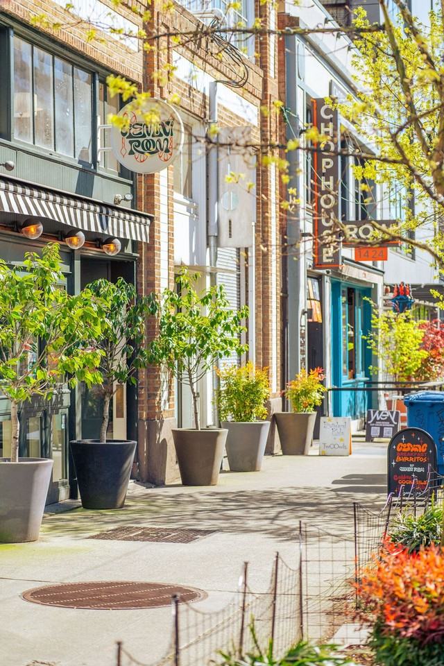 Rialto Court Apartments | MOVE - Photo 6 of 26