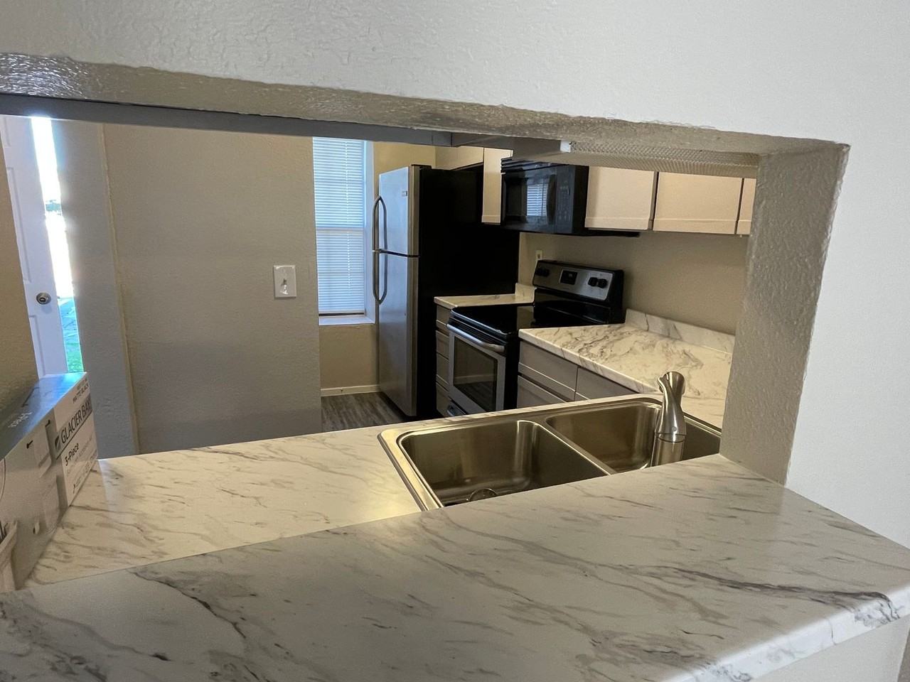 702 West Collins Street - Photo 6 of 19