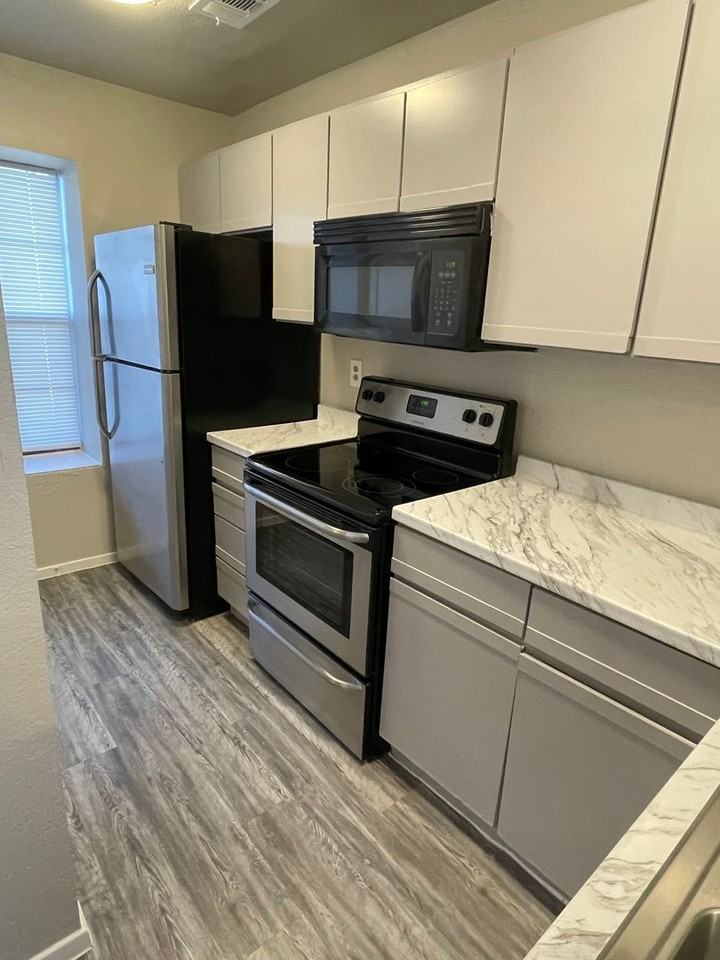 702 West Collins Street - Photo 7 of 19