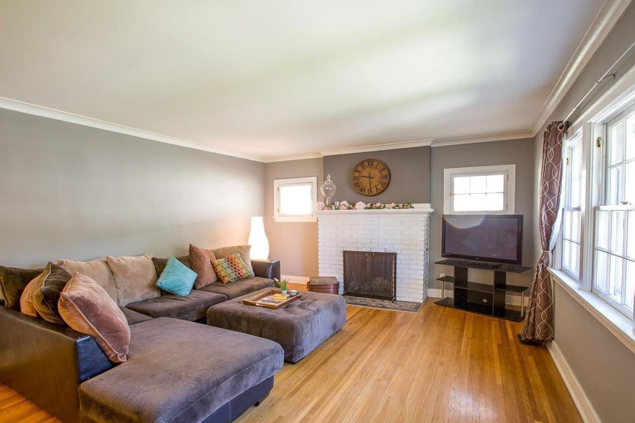 402 E 21st Ave - Photo 2 of 10