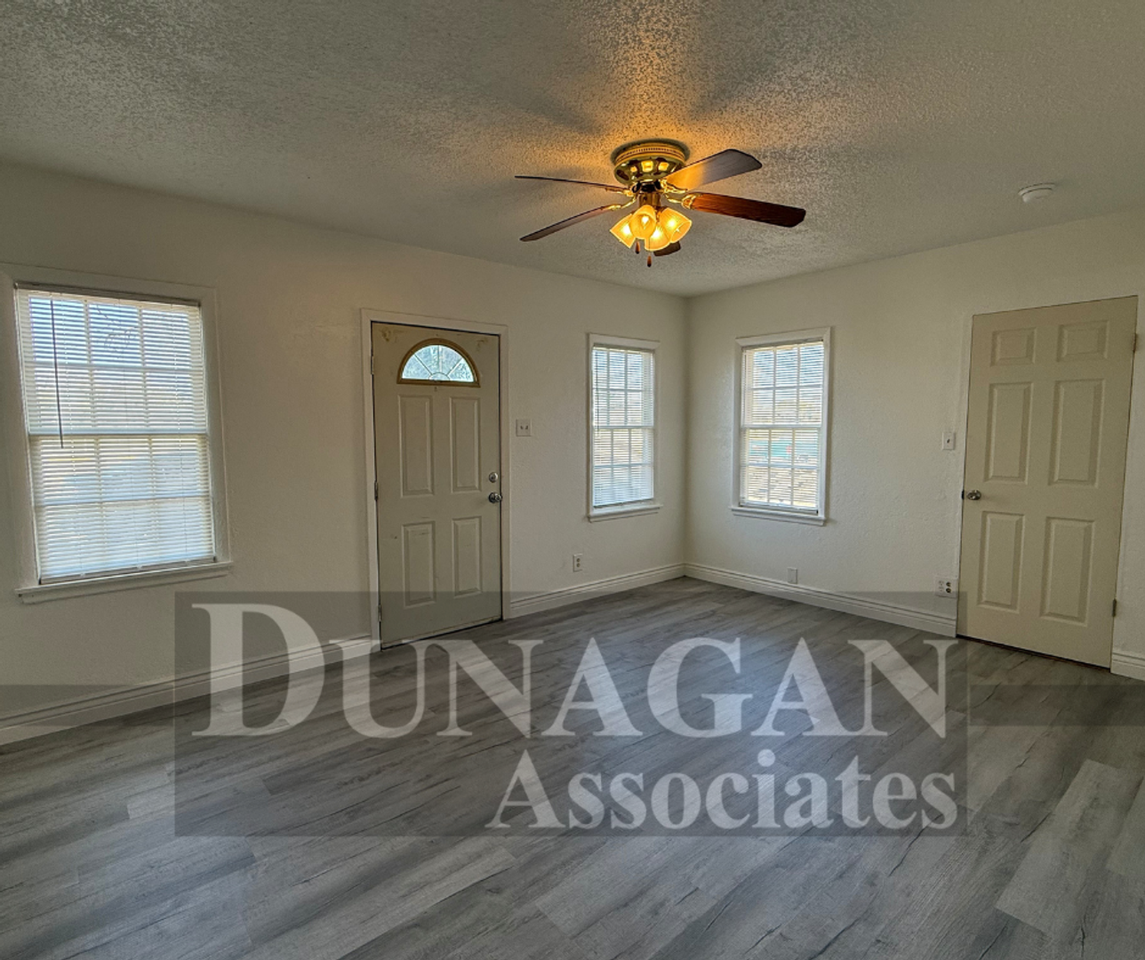 904 N Mesquite St - Photo 2 of 8