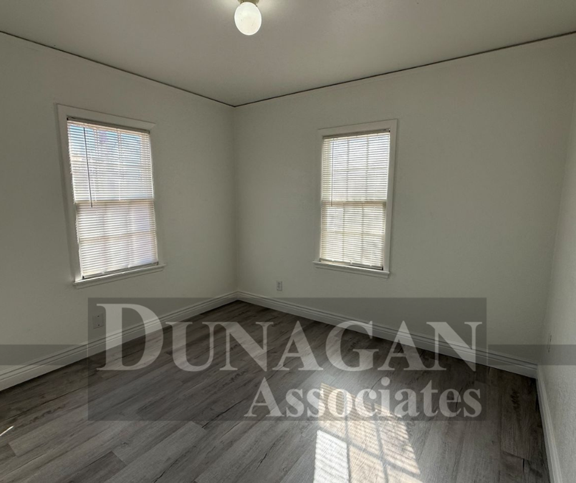 904 N Mesquite St - Photo 3 of 8