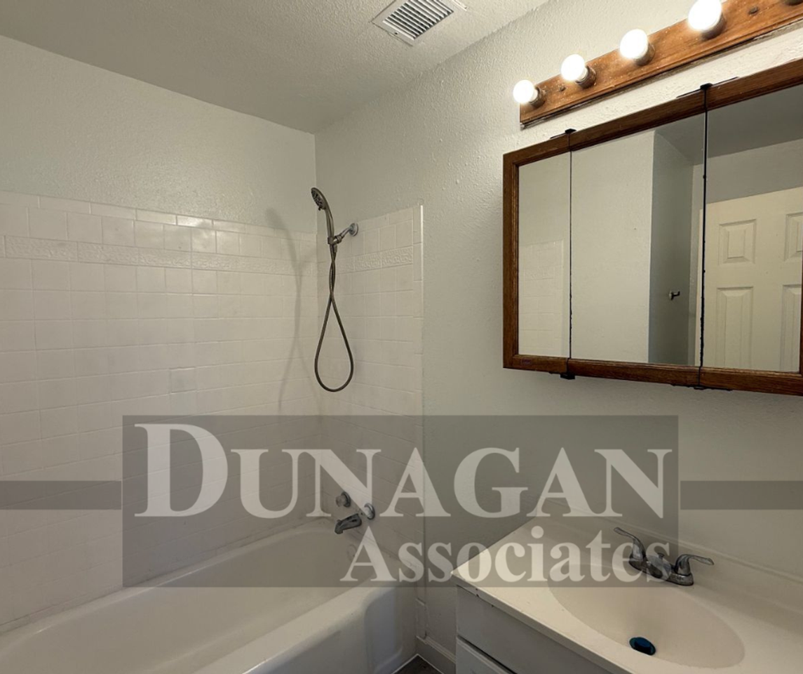 904 N Mesquite St - Photo 5 of 8