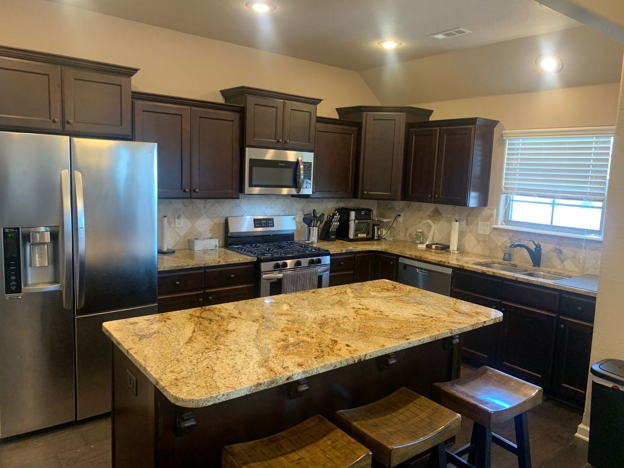 1630 Abbey Lane - Photo 3 of 31