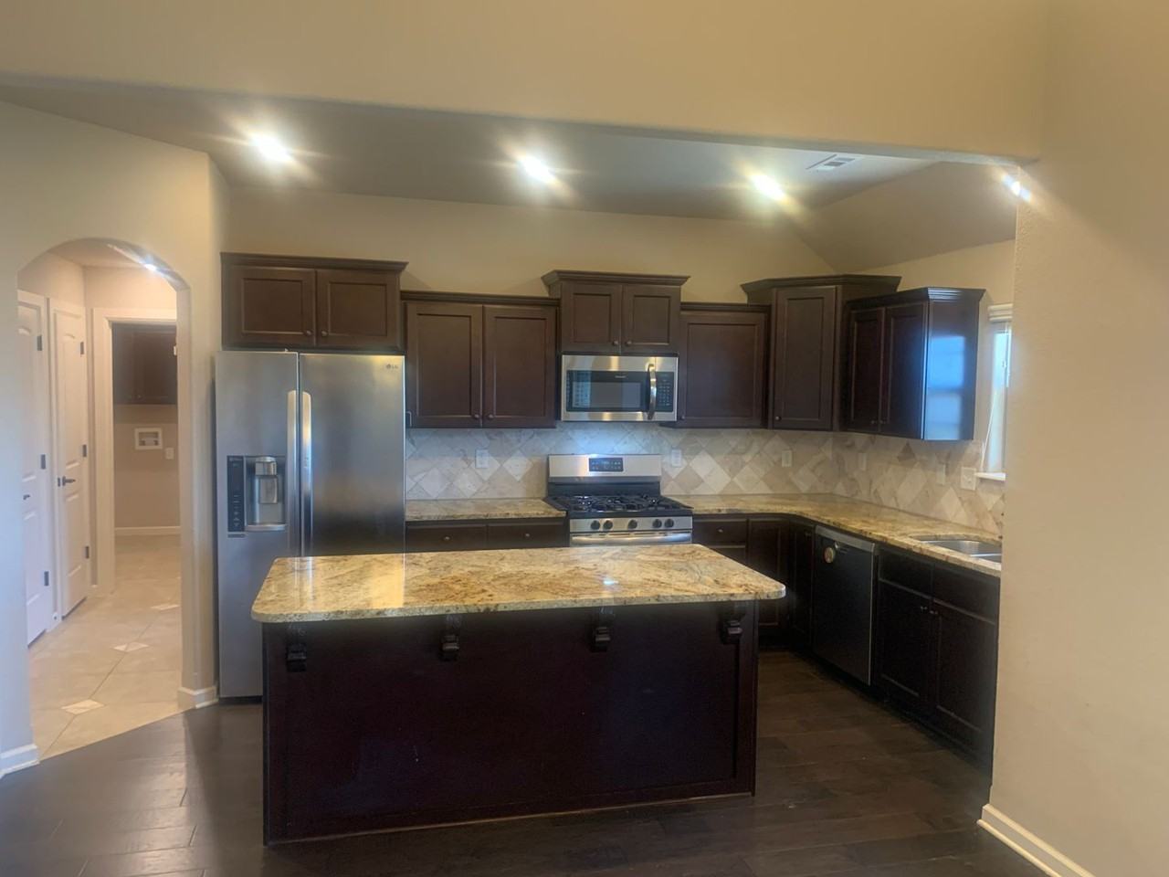 1630 Abbey Lane - Photo 4 of 31