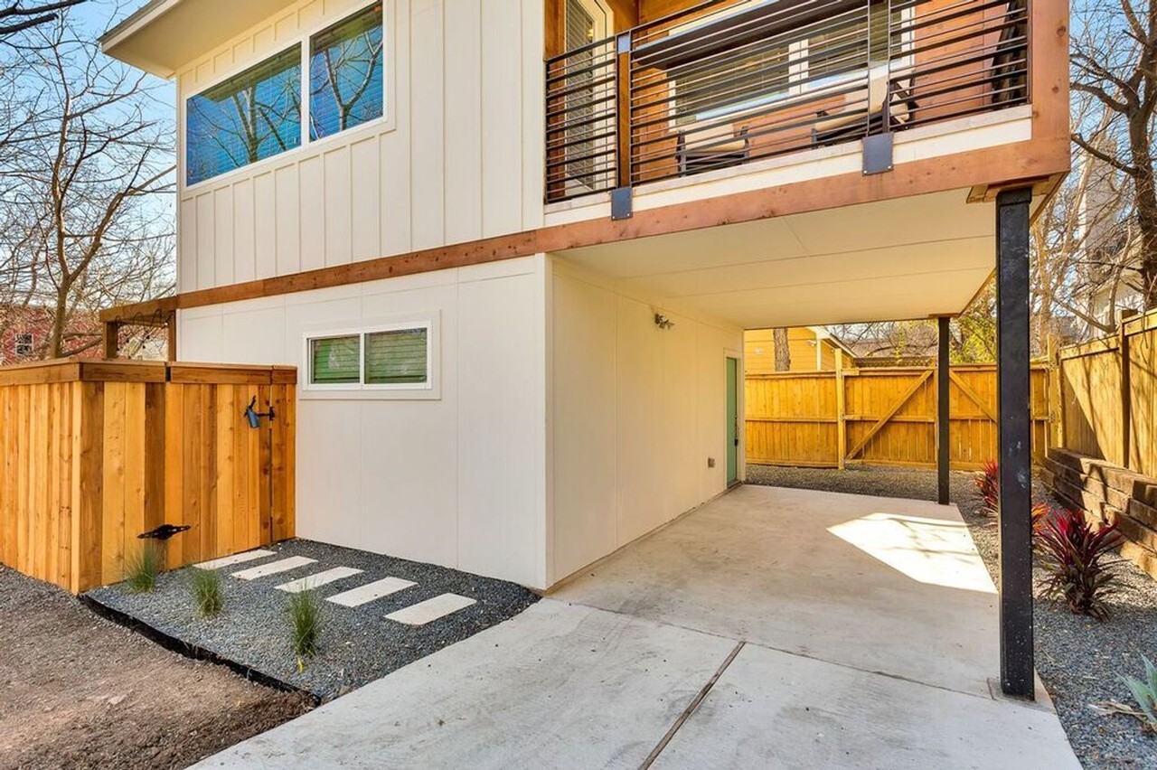 2206 E 9th St - Photo 2 of 15