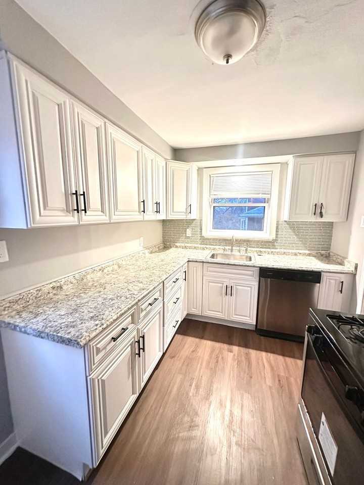 1118 Maple Ave - Photo 6 of 18