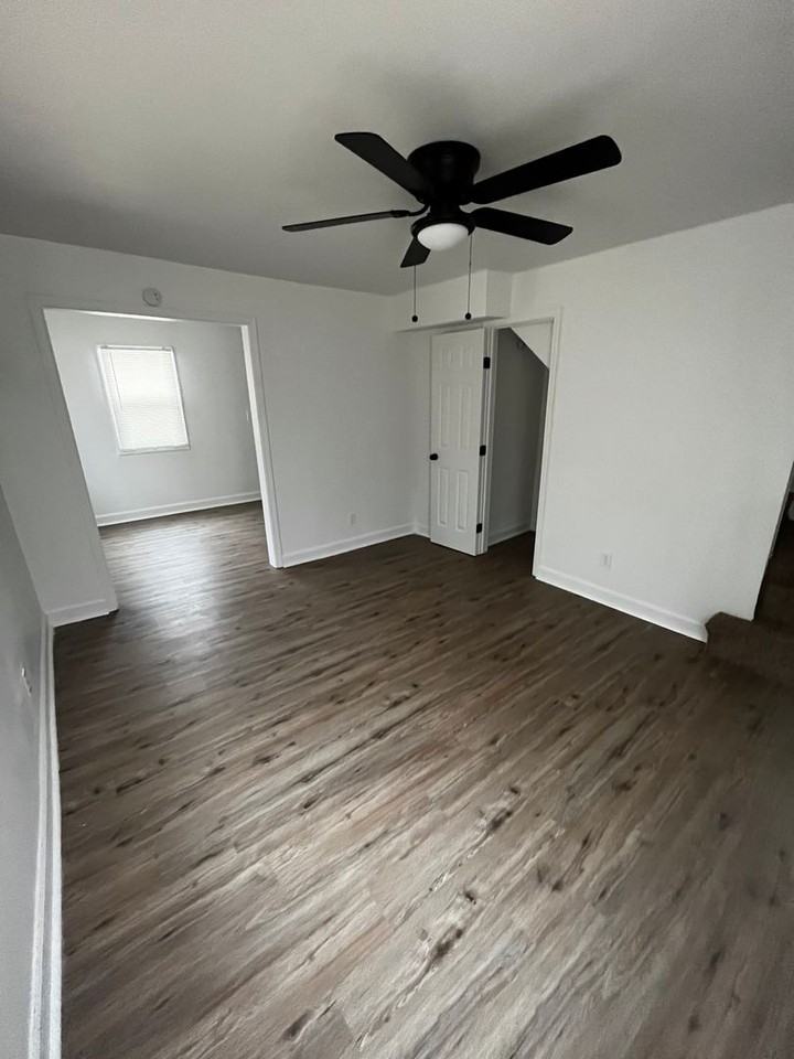 2857 Van Brunt Boulevard - Photo 2 of 7