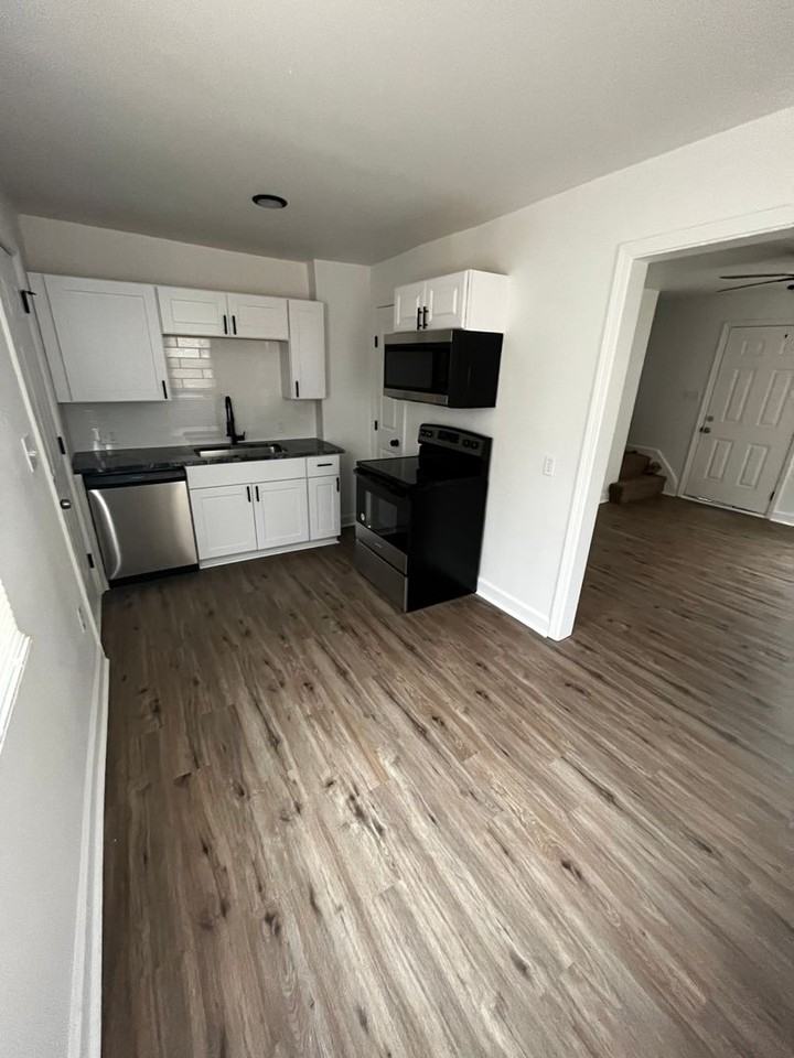 2857 Van Brunt Boulevard - Photo 3 of 7