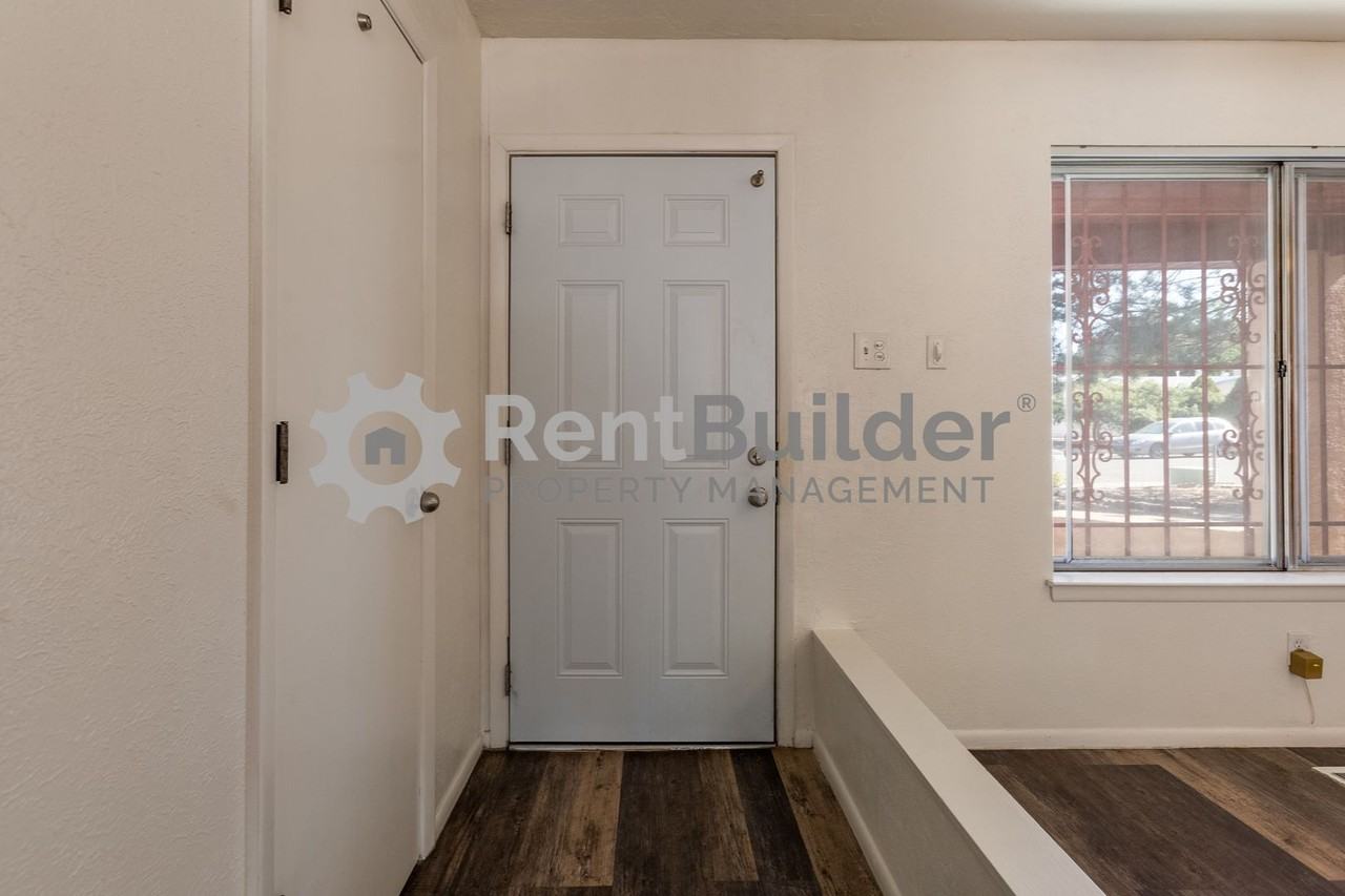 6008 Kingston Ave Ne - Photo 7 of 30