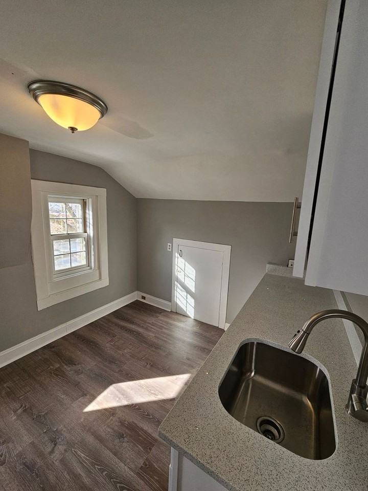 918 Villa St - Photo 7 of 11