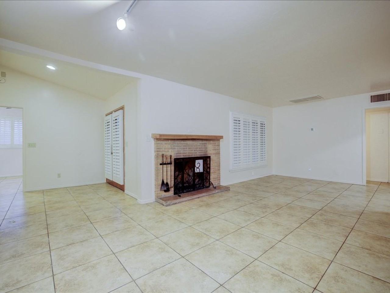 6260 E 2nd St - Photo 4 of 31