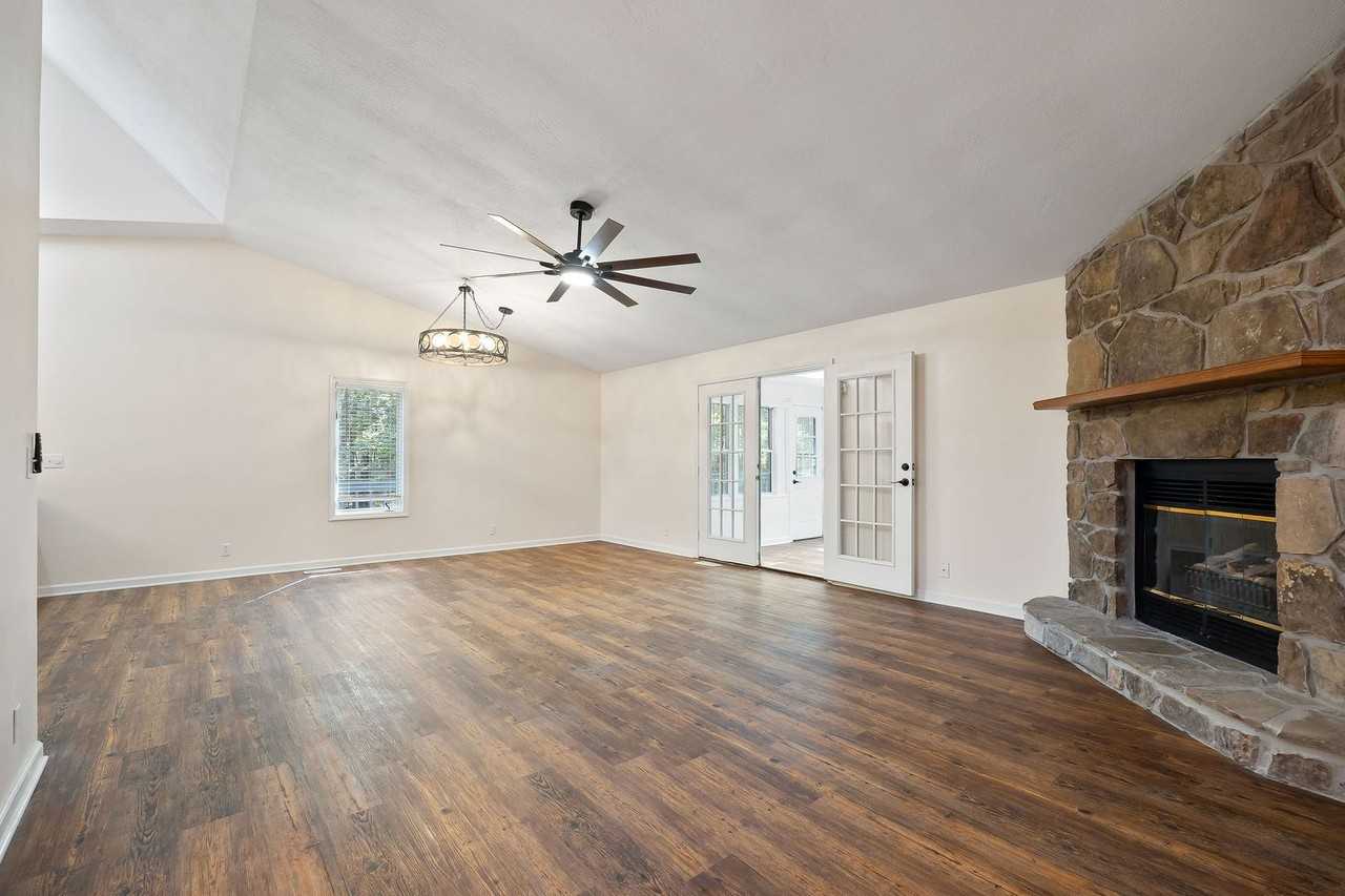 334 Lakeview Dr - Photo 2 of 13