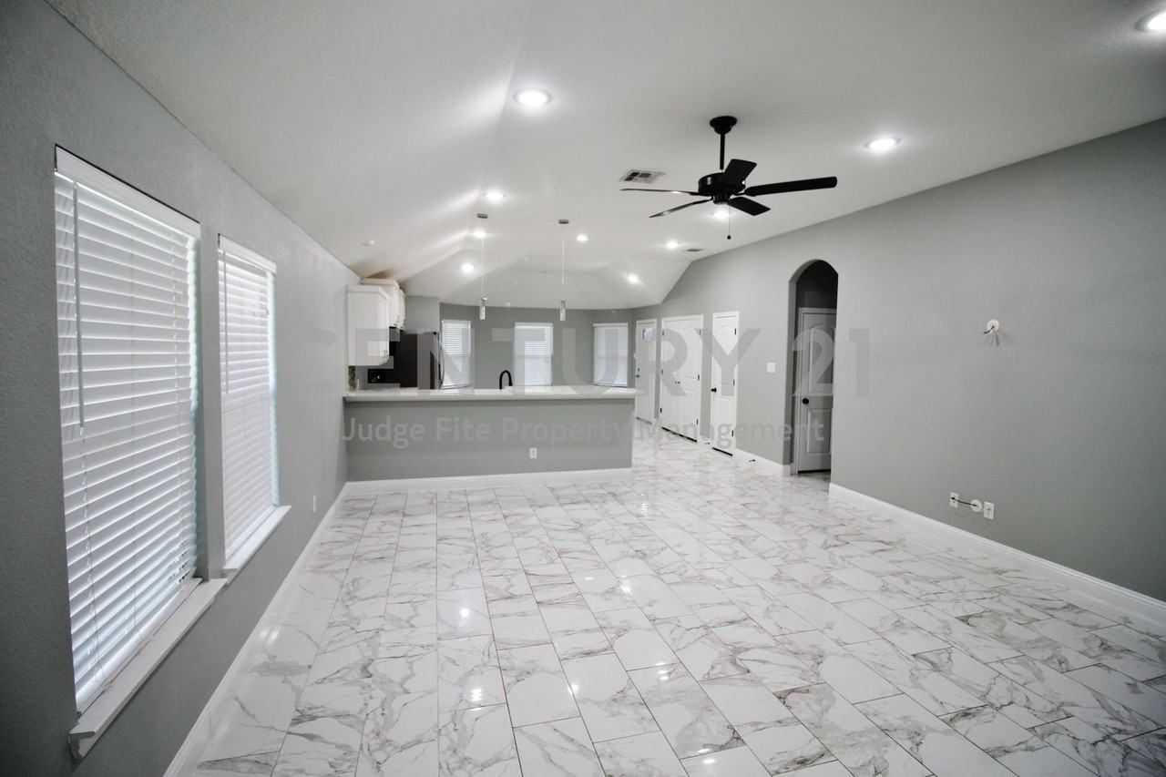 2914 Britton Dr - Photo 2 of 11