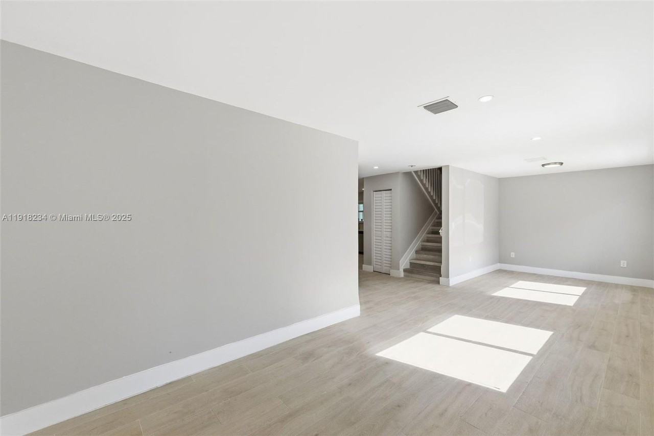 11939 Sw 218th St - Photo 3 of 20